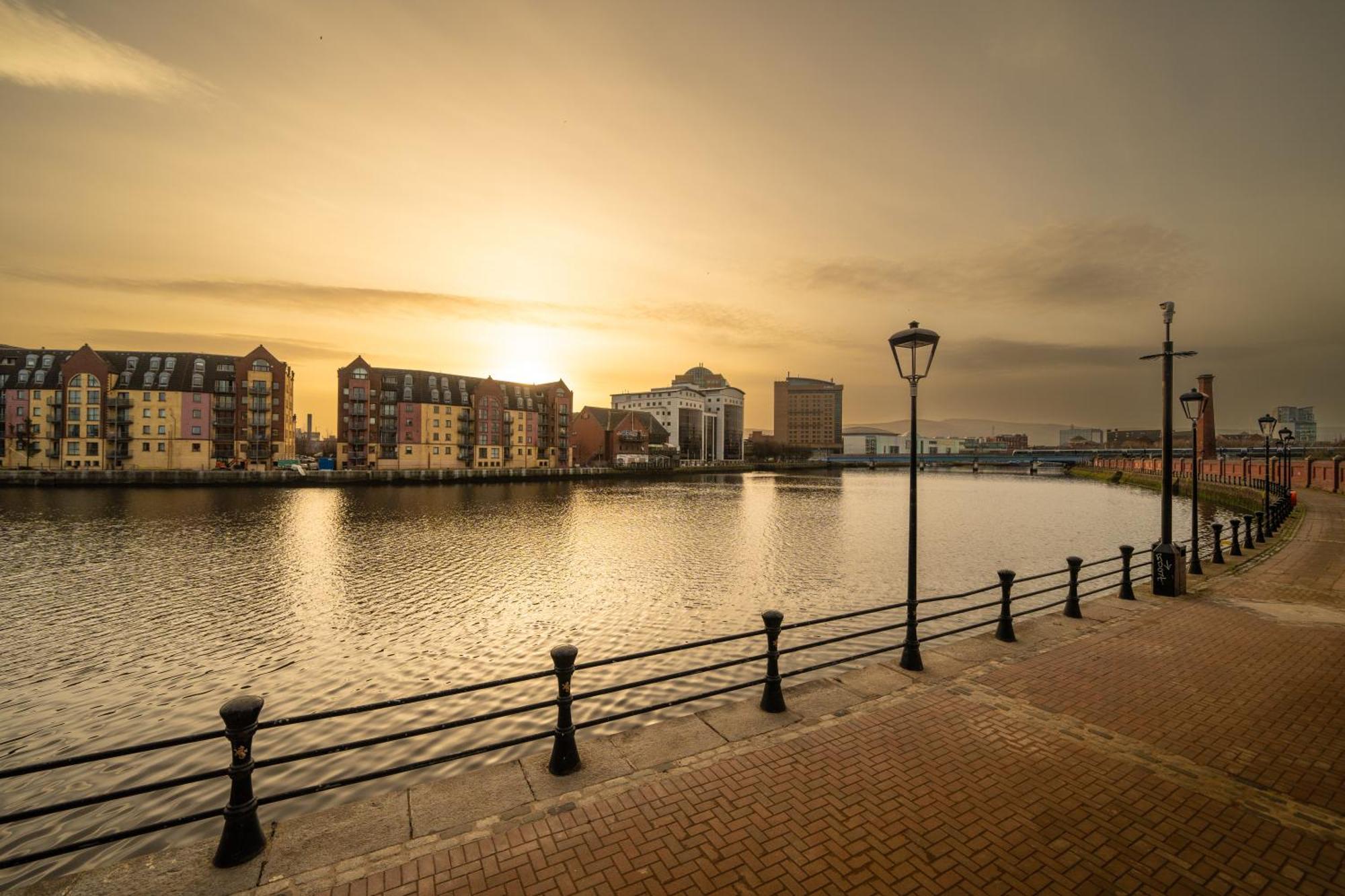 River Side Apartment, City Centre - Beautiful View And Free Parking! Belfast Exterior foto